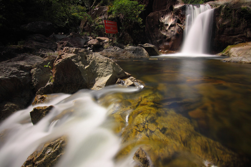 Tapeta Wodospady na skałach w lesie