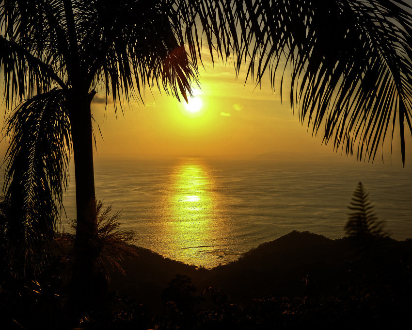Tapeta Zachód słońca na tropikalnej wyspie