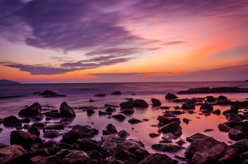 Tapeta Zachód słońca nad oceanem, Kamienie, Plaża, Głazy