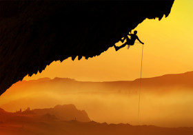 Tapeta Alpinista wspina się po stromej skale