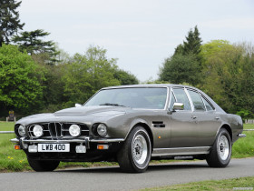 Tapeta Aston Martin Lagonda V8 Saloon '1974–76.jpg