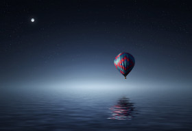 Tapeta Balon nad oceanem w gwieździstą noc