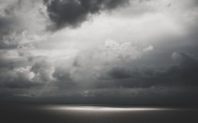 Tapeta Ciemne chmury nad morzem