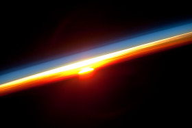 Tapeta gpw-20061021-NASA-ISS022-E-16133-sun-Earth-colorful-horizon-above-Pacific-Ocean-20100103-large.jpg