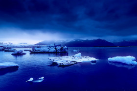 Tapeta Islandia i piękny widok na wyspę, góry i ocean