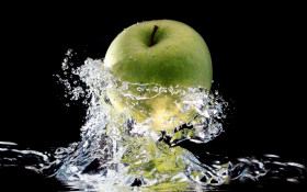 Tapeta Jabłko z bryzą wody