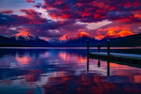 Tapeta Jezioro McDonald i piękne góry o zachodzie słońca