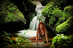 Tapeta Kobieta i piękny mały wodospad