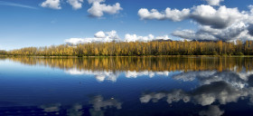 Tapeta Piękne jezioro i odbijające się w nim chmury