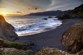 Tapeta Piękny krajobraz z oceanem i skałami
