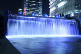 Tapeta Piękny oświetlony wodospad w mieście