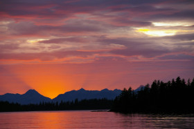 Tapeta Piękny zachód słońca nad górami i jeziorem