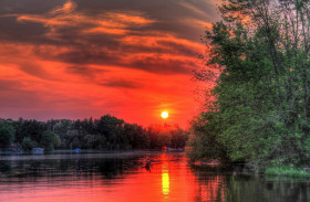 Tapeta Piękny zachód słońca nad jeziorem