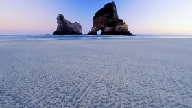 Tapeta Plaża i skały w morzu