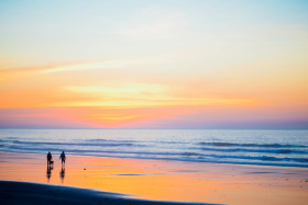 Tapeta Plaża i zachód słońca nad morzem