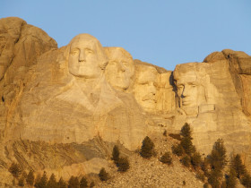 Tapeta Pomnik Mount Rushmore wydrąrzony w skałach