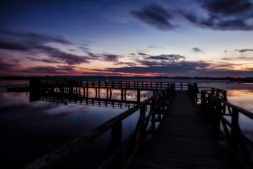 Tapeta Pomost na jeziorze o zachodzie słońca
