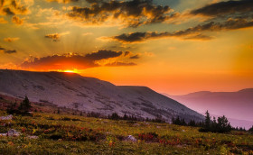Tapeta Rosja i piękny zachód słońca w górach
