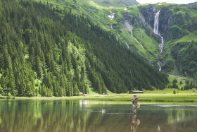 Tapeta Wędkarstwo muchowe na rzece w górach