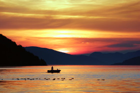 Tapeta Wędkowanie na jeziorze o zachodzie słońca