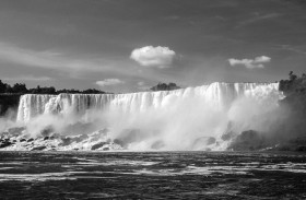 Tapeta Wodospad Niagara w kolorze czarno białym