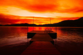 Tapeta Zachód słońca nad jeziorem z pomostem