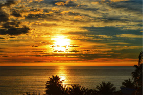 Tapeta Zachód słońca nad oceanem w tropikalnej scenerii