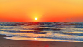 Tapeta Zachód słońca nad wzburzonym morzem