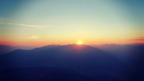 Tapeta Zachód słońca w górach i błękitne szczyty