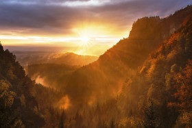 Tapeta Zachód słońca w górach i lasy