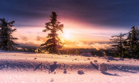 Tapeta Zimowa sceneria o wschodzie słońca w górach